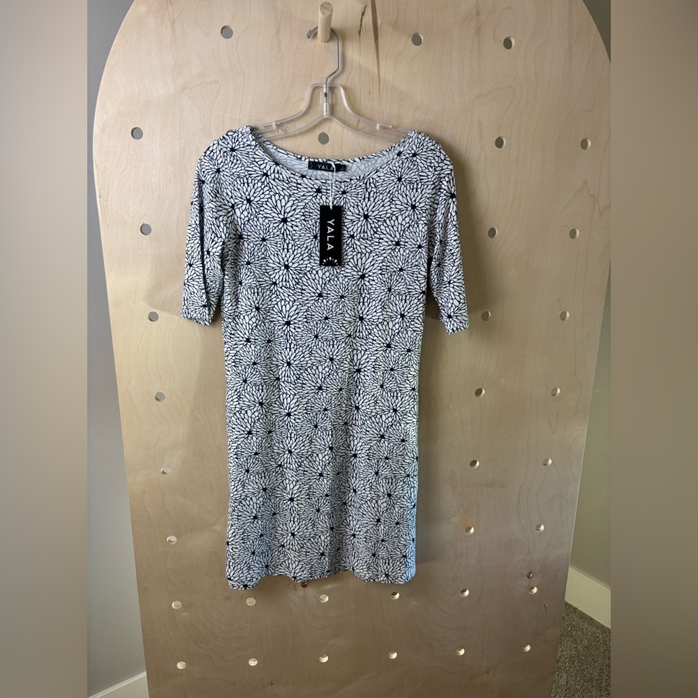 NWT YALA Navy/White Bamboo/Viscose Daisy Dress with Pockets 1/2 Sleeve Small